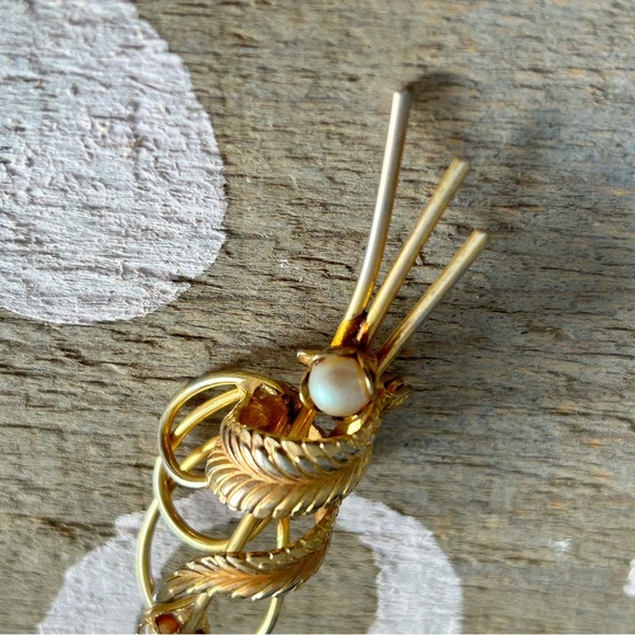 Jewelry - Flower pearl Gold Wire Wrapped vintage brooch